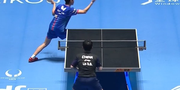 林诗栋横扫郭冠宏锁小组第一！前两局吊打，第三局巩固关键分！