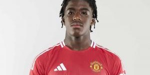 罗马诺：曼联17岁中卫库孔基将进入德比战名单，在替补席待命